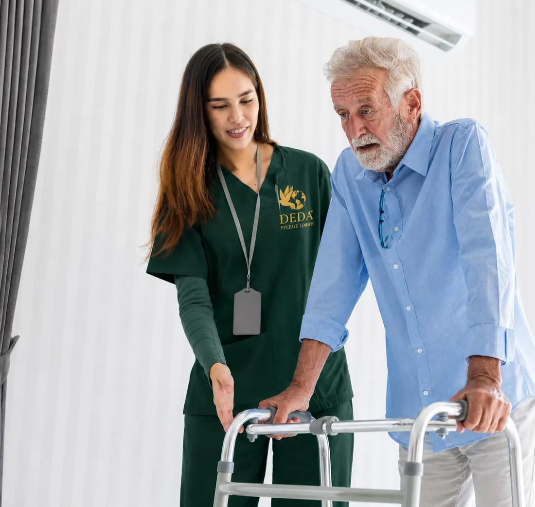 Pflegerin im Gespräch mit einer älteren Dame im Wohnzimmer